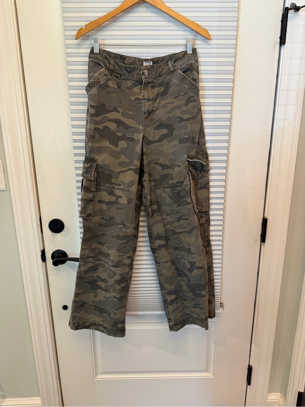 Cotton on woman’s camo cargo pants jeans  size 4